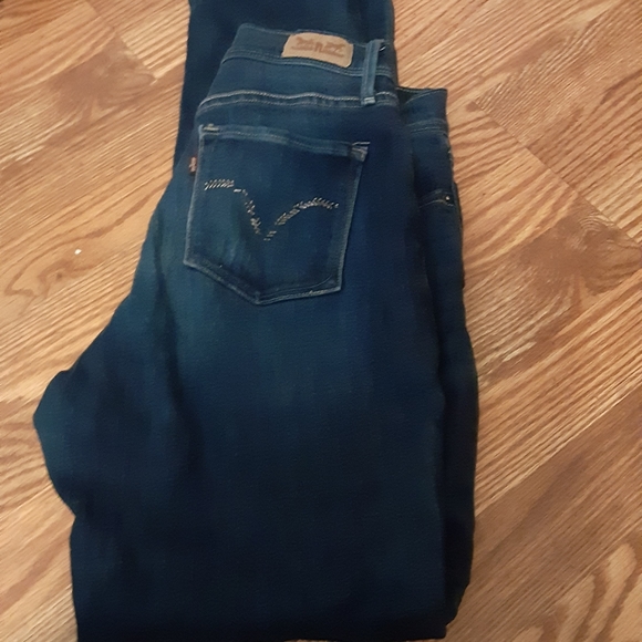 Levi's Denim - Ladies perfectly slimming 512 skinny leg Levi's jeans size 4